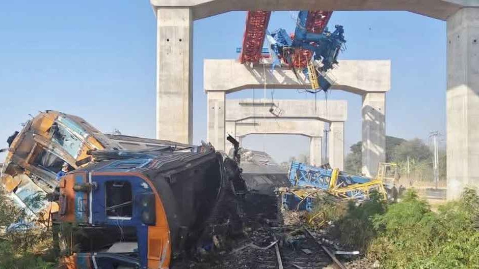 চলন্ত ট্রেনের ওপর ভেঙে পড়ল ক্রেন, নিহত ২২